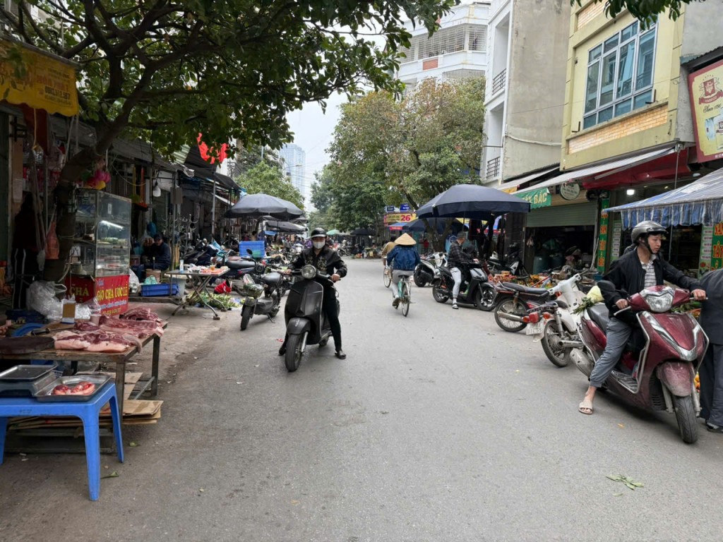 Cảnh mua bán buổi sáng tại chợ cóc – Rau, thịt được bày bán sát lề đường, tiện ghé nhanh cho người đi làm. Cảnh mua bán buổi sáng tại chợ cóc – Rau, thịt được bày bán sát lề đường, tiện ghé nhanh cho người đi làm.