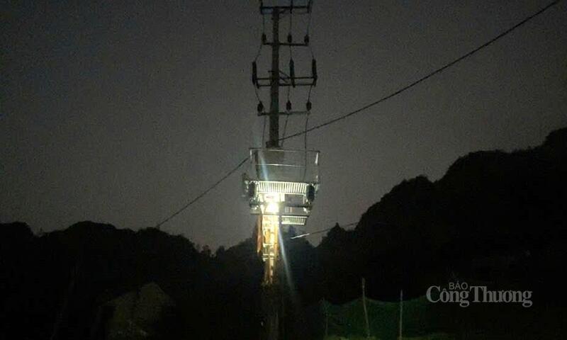 Đấu nối, đóng điện TBA Sủng Kể, xã Sủng Máng, tỉnh Tuyên Quang.Ảnh: ĐLTQ