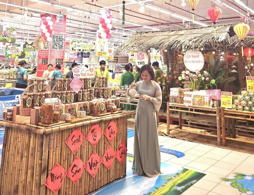 Gian hàng đặc sản, sản phẩm OCOP được bài trí theo không gian truyền thống, thu hút người mua giữa không khí mua sắm sôi động dịp cao điểm. Gian hàng đặc sản, sản phẩm OCOP được bài trí theo không gian truyền thống, thu hút người mua giữa không khí mua sắm sôi động dịp cao điểm.