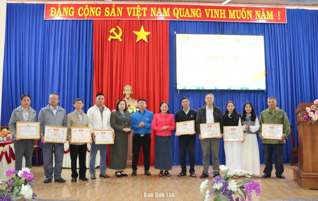 Ban Thường trực Ủy ban MTTQ Việt Nam xã Ea Knốp tặng giấy khen cho 9 tập thể hoàn thành xuất sắc nhiệm vụ năm 2025.