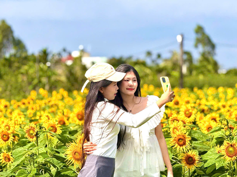 Các bạn trẻ thường chọn thời điểm sáng sớm để tới check-in, chụp ảnh vì lúc này ánh sáng rất tốt. Ảnh: Nguyễn Dương