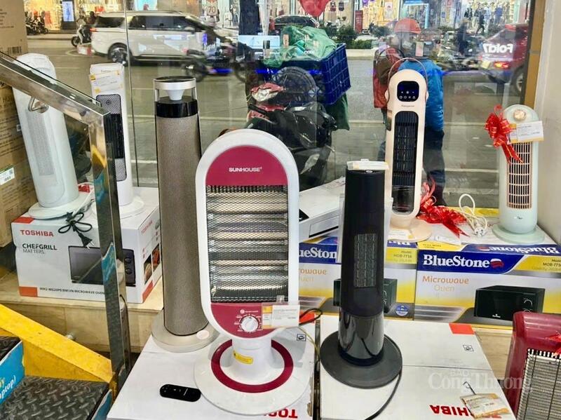 Các dòng quạt sưởi, máy sưởi được trưng bày tại hệ thống siêu thị điện máy, đáp ứng nhu cầu sử dụng đa dạng của người dân.