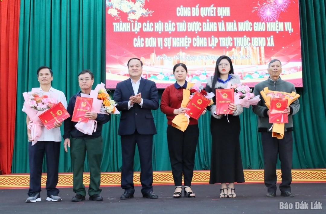 Bí thư Đảng ủy xã Phạm Văn Lập trao quyết định