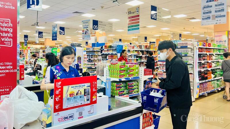 Tổng mức bán lẻ hàng hóa và doanh thu dịch vụ tiêu dùng năm 2026 phấn đấu đạt 218.700 tỷ đồng. Ảnh: Hiền Mai