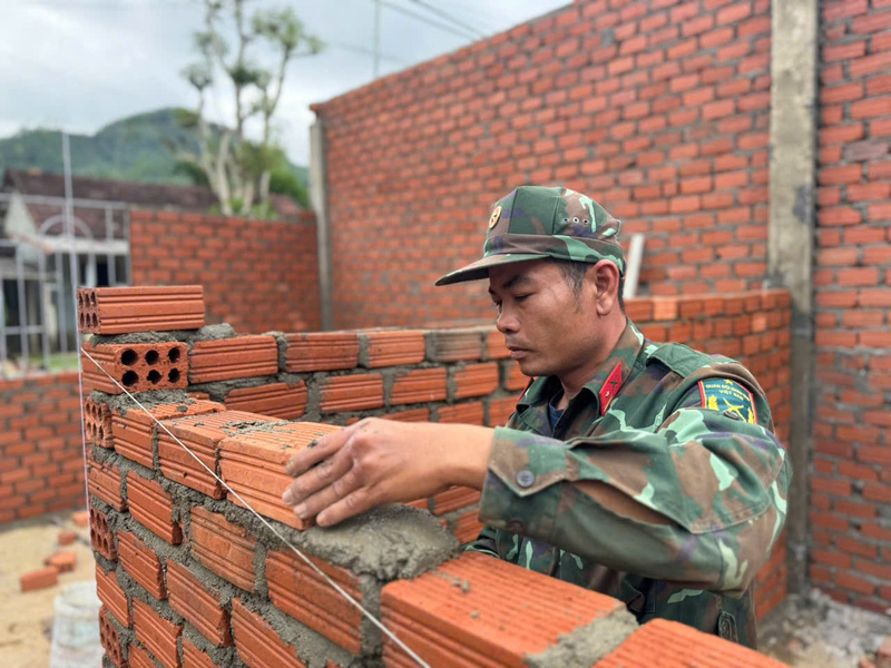 Miệt mài xây từng lớp gạch để dựng nhà. Ảnh: Nguyễn Dương