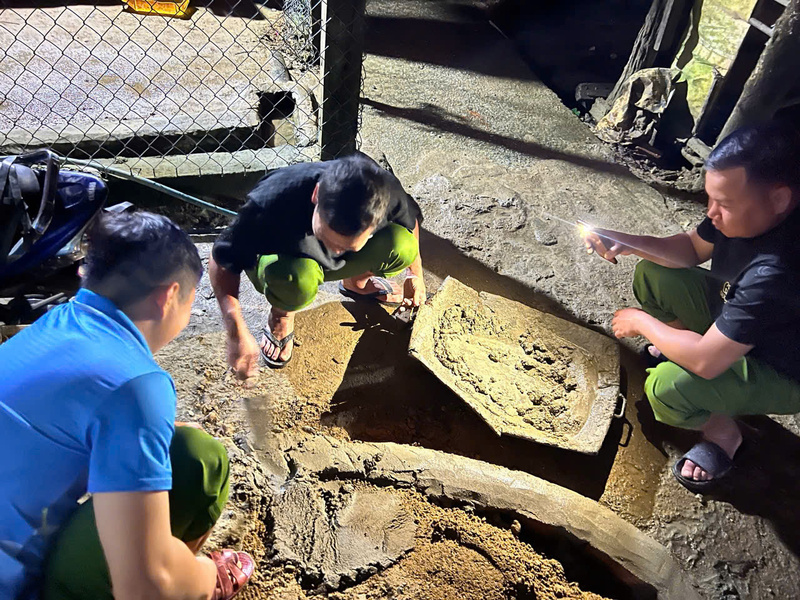 Không kể đêm ngày, lực lượng công an tỉnh Quảng Ngãi tích cực dựng nhà cho người dân. Ảnh: Công an tỉnh Quảng Ngãi