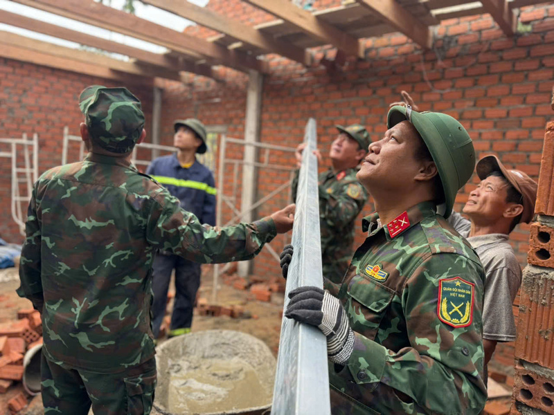 Với tinh thần vượt nắng thắng mưa, lực lượng bộ đội, công an đã giúp người dân sớm có ngôi nhà mới. Ảnh: Nguyễn Dương