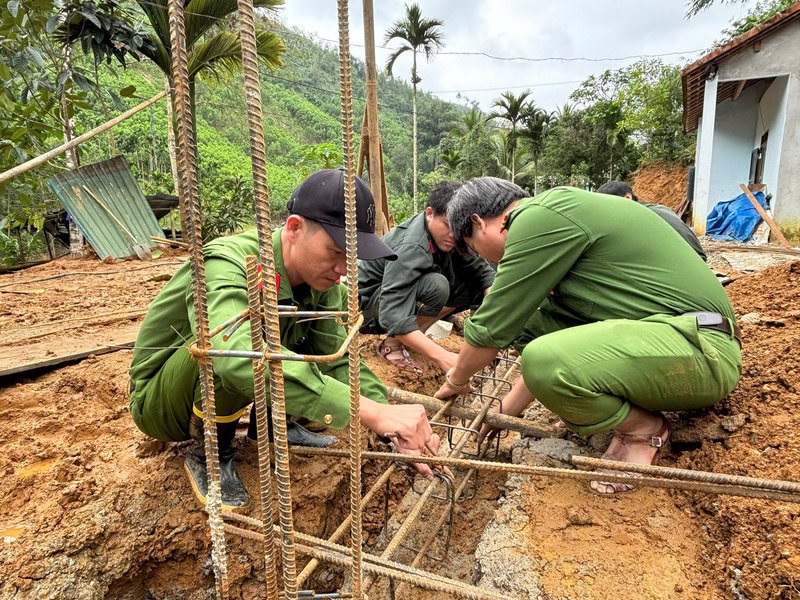 Lực lượng chức năng hỗ trợ người dân dựng nhà sau lũ. Ảnh: Công an tỉnh Quảng Ngãi