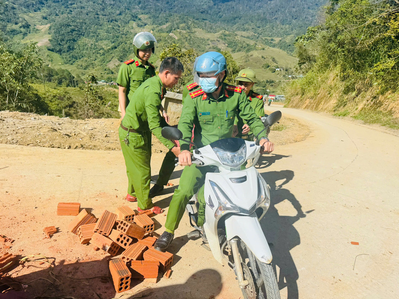Tranh thủ những ngày nắng ráo cuối năm để đẩy nhanh tiến độ xây dựng. Ảnh: Công an tỉnh Quảng Ngãi