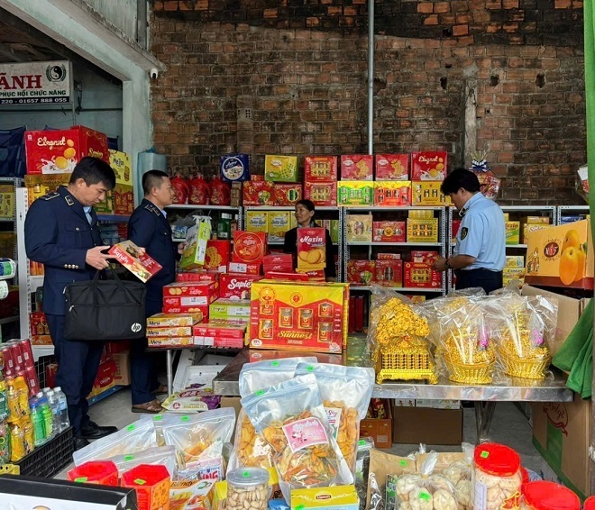 Cuộc chiến với thực phẩm bẩn cần sự vào cuộc đồng bộ, quyết liệt của tất cả các ngành chức năng. Ảnh: Tuệ Lâm