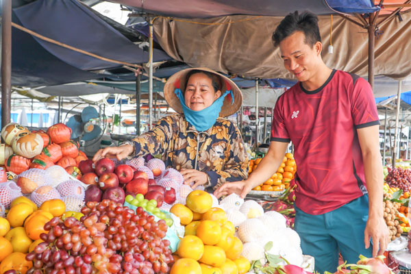 Chợ Hiếu Phụng (xã Hiếu Phụng) được sắp xếp gọn gàng, an toàn, đáp ứng nhu cầu mua sắm của người dân.