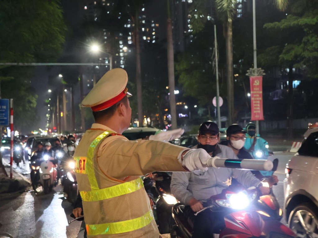 CSGT hướng dẫn các phương tiện di chuyển theo phương án của Công an thành phố