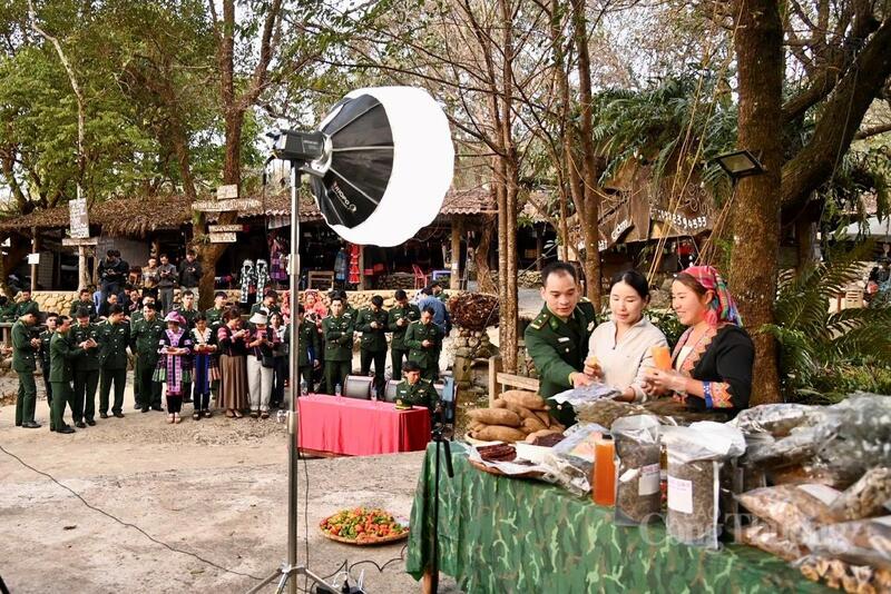 Sau hơn 1 tháng Bộ đội Biên phòng tỉnh Lai Châu hướng dẫn bà con một số xã vùng biên giới livestream bán hàng, đã đem lại doanh thu 100 triệu đồng.