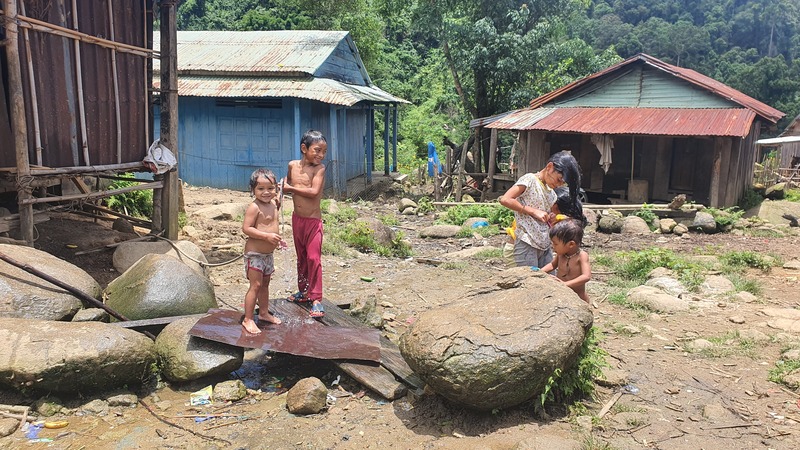 Người dân ở đây rất mong chờ ngày được hòa vào lưới điện quốc gia. Ảnh: Nguyễn Dương
