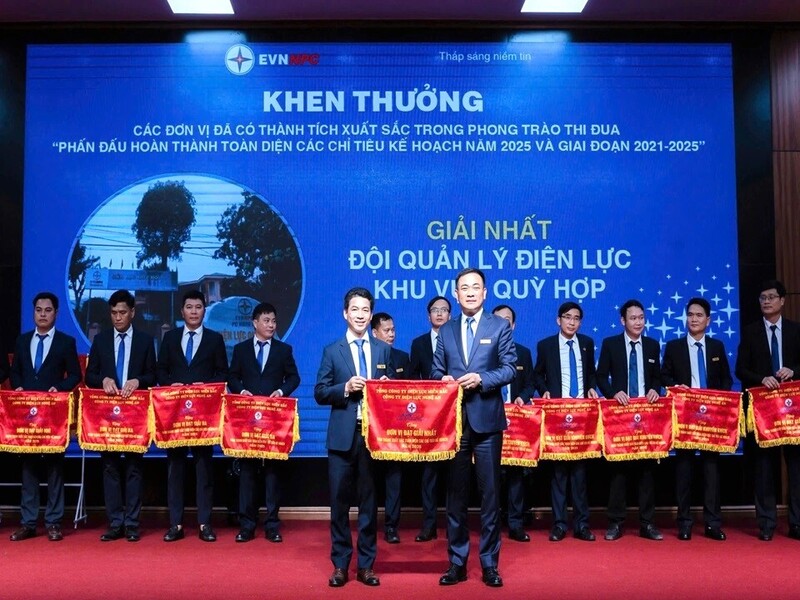 Giám đốc Công ty Điện lực Nghệ An Phạm Công Thành trao cờ thi đua của Công ty cho các đơn vị hoàn thành xuất sắc trong phong trào thi đua phấn đấu hoàn thành toàn diện các chỉ tiêu kế hoạch năm 2025 và giai đoạn 2021-2025. Ảnh: Phan Thuỷ