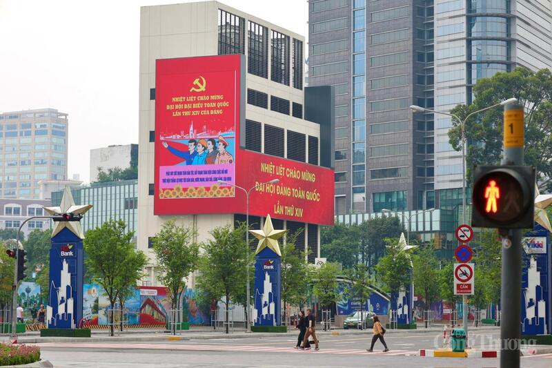 Khi những điểm nghẽn về chính sách được tháo gỡ, mạch máu giao thông, hạ tầng được nối liền và trí tuệ được phát huy, TP. Hồ Chí Minh sẽ không chỉ là đầu tàu về quy mô kinh tế, mà còn là đầu tàu về sự đổi mới, bước vào giai đoạn phát triển bền vững và giàu bản sắc. Ảnh: Hoàng Chiến.