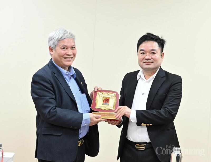 Đại tá Đỗ Phú Thọ và Đại tá Nguyễn Văn Minh. Ảnh: Cấn Dũng