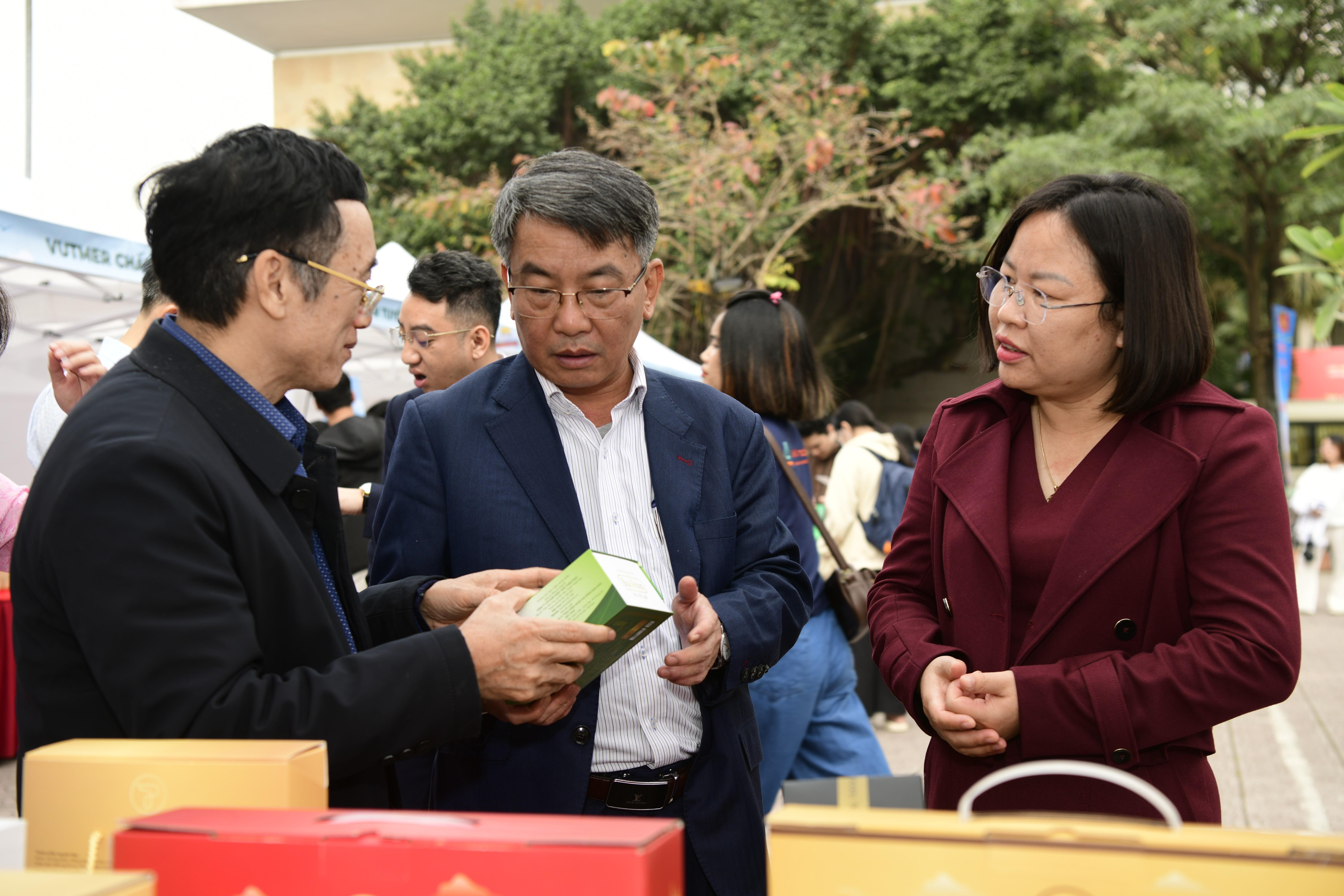 Các đại biểu tham quan khu gian hàng giới thiệu tuyển dụng và thực tập; quảng bá và giới thiệu dược liệu, sản phẩm y học cổ truyền.