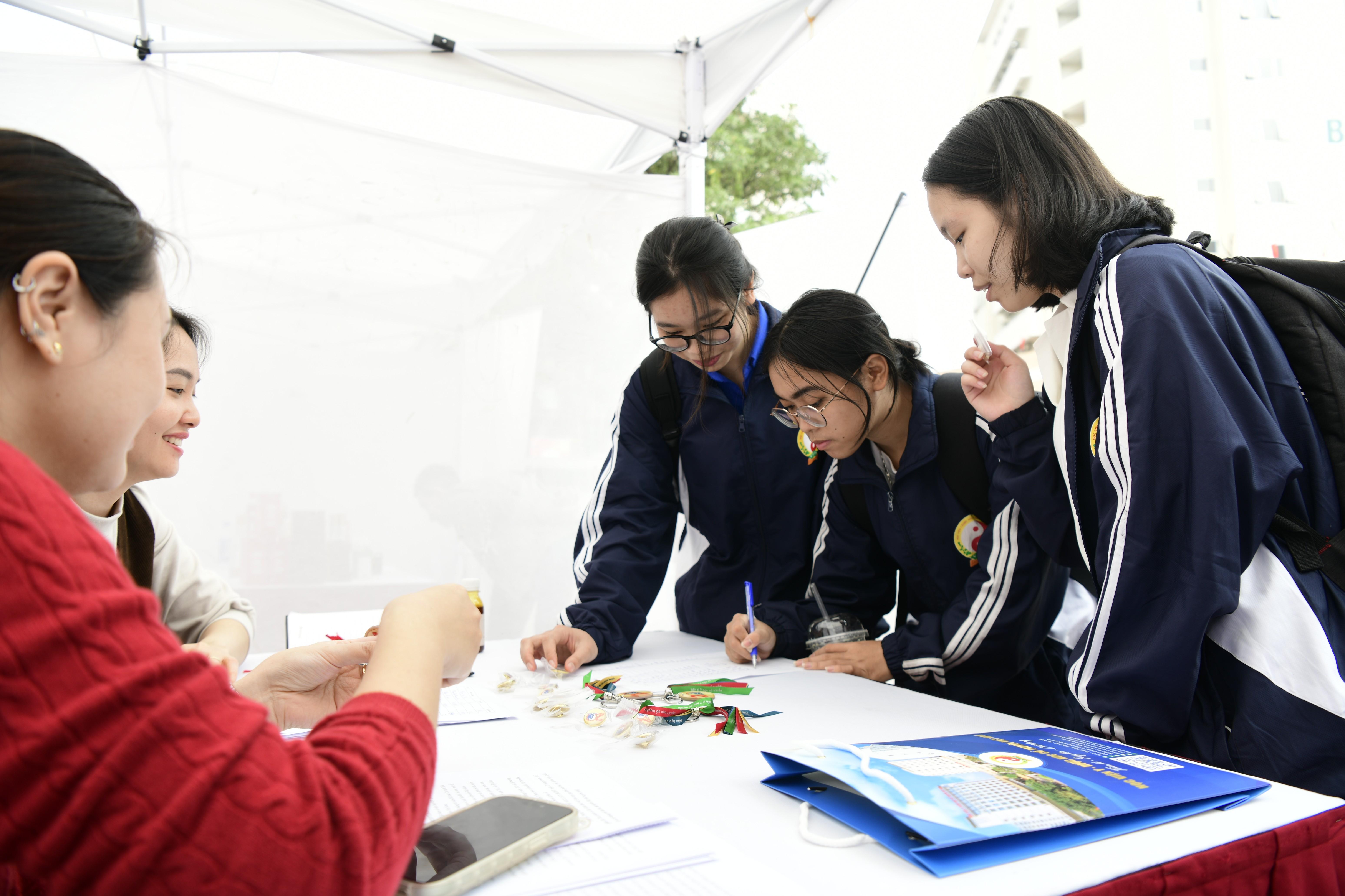 Sinh viên tìm hiểu thông tin tại sự kiện.