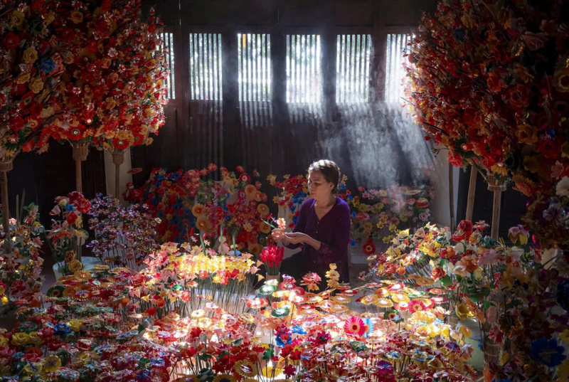 Các nghệ nhân làng hoa giấy Thanh Tiên sẵn sàng những bông hoa tinh tế, màu sắc sặc sỡ phục vụ nhu cầu thờ cúng của người dân dịp Tết đến xuân về. Ảnh: L. Hoàng