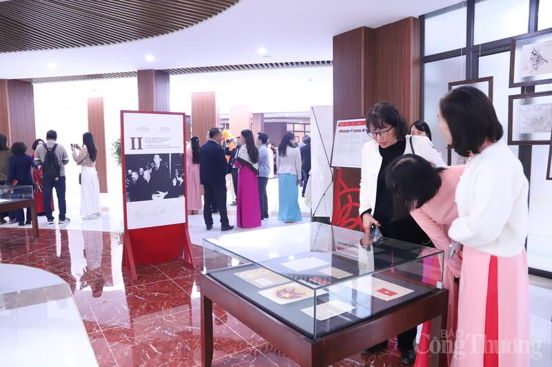 Không gian giới thiệu một số tài liệu lưu trữ gốc tiêu biểu về Quốc kỳ, Quốc ca, Quốc huy và Hiến pháp - những biểu tượng thiêng liêng của quốc gia, kết tinh ý chí, khát vọng độc lập, tự do của dân tộc Việt Nam. Ảnh: Hoa Quỳnh