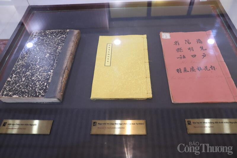 Tài liệu về Châu bản triều Nguyễn; tập thơ ngự chế của vua Tự Đức; Địa bạ kê khai ruộng đất dưới triều Nguyễn. Ảnh: Hoa Quỳnh