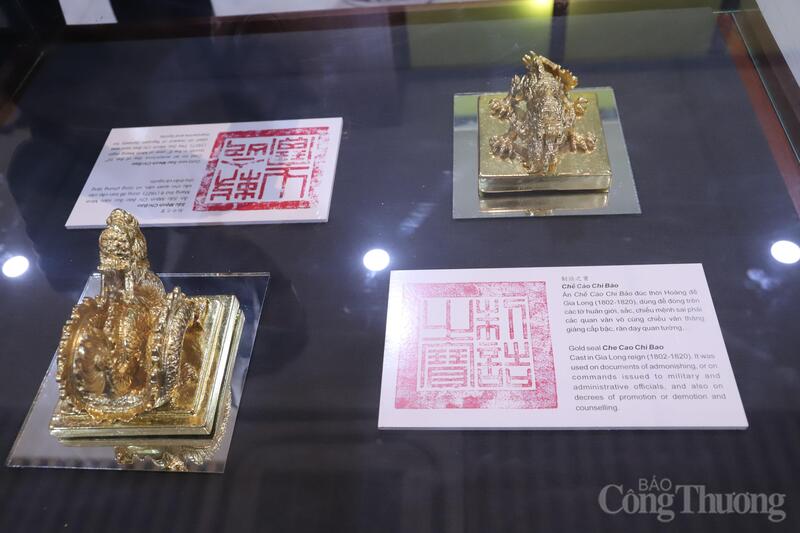 Ấn chế Cao Chi Bảo đúc thời Hoàng đế Gia Long (1802-1820), dùng để đóng trên các tờ huấn giới, sắc, chiếu mệnh, sai phái các quan văn võ cùng chiếu văn thăng giáng cấp bậc, răn dạy quan tướng. Ảnh: Hoa Quỳnh