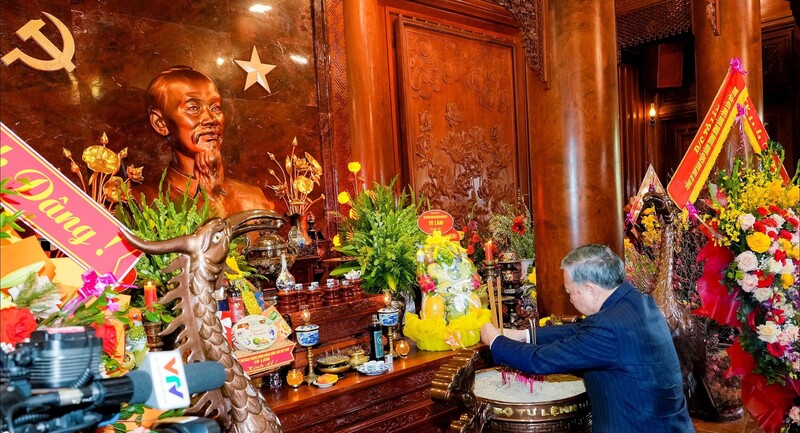 Tổng Bí thư Tô Lâm dâng hương tưởng niệm Chủ tịch Hồ Chí Minh. Ảnh: Phạm Bằng