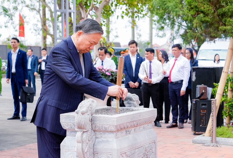 Tổng Bí thư Tô Lâm dâng hương tại mộ tập thể các liệt sĩ Xô viết Nghệ Tĩnh hy sinh ngày 12/9/1930. Ảnh: Phạm Bằng