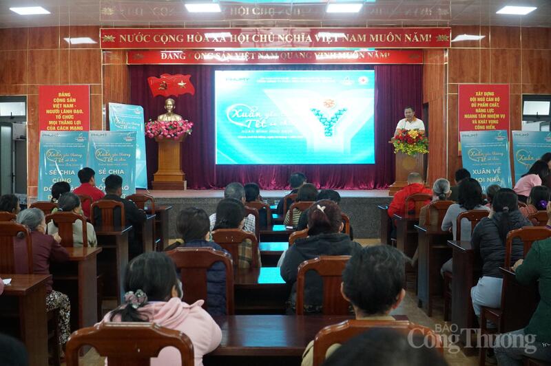 Mang xuân yêu thương, Tết sẻ chia đến với các hộ nghèo, hộ khó khăn tại xã Hòa Tiến, phường Hòa Xuân, TP. Đà Nẵng.