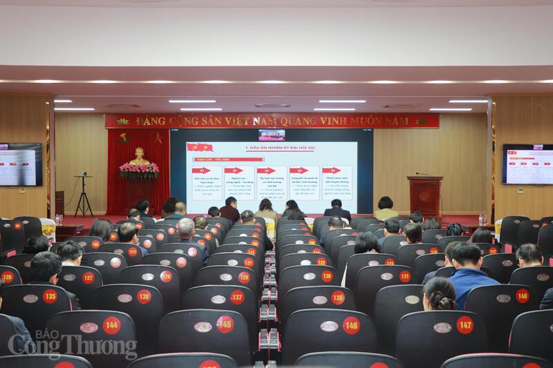 Tại điểm cầu Bộ Công Thương, Thường trực Đảng ủy Bộ chủ trì hội nghị. Ảnh: Thanh Tuấn