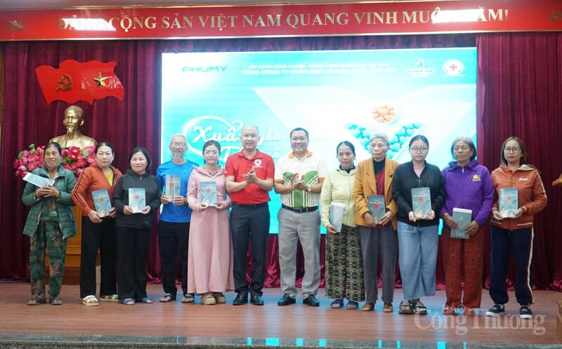 Các phần quà góp phần giúp người dân có hoàn cảnh khó khăn đón Tết đủ đầy hơn.