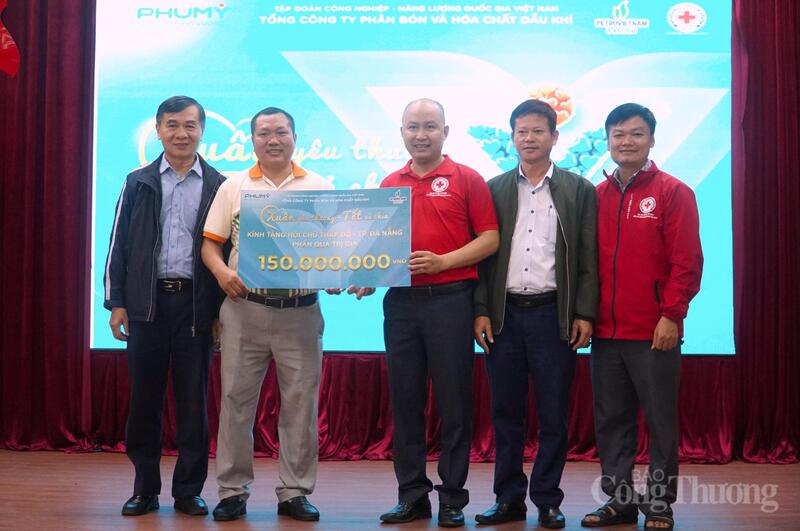 PVFCCo trao tặng 300 suất quà Tết cho các hộ nghèo, hộ khó khăn tại TP. Đà Nẵng.