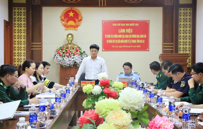 Đoàn công tác Văn phòng Thường trực Ban Chỉ đạo 389 quốc gia do ông Vương Trường Nam, Phó Chánh Văn phòng Thường trực Ban Chỉ đạo 389 quốc gia làm việc về tình hình chống buôn lậu, gian lận thương mại và hàng giả tại Cửa khẩu quốc tế Lệ Thanh. Ảnh: Hiền Mai