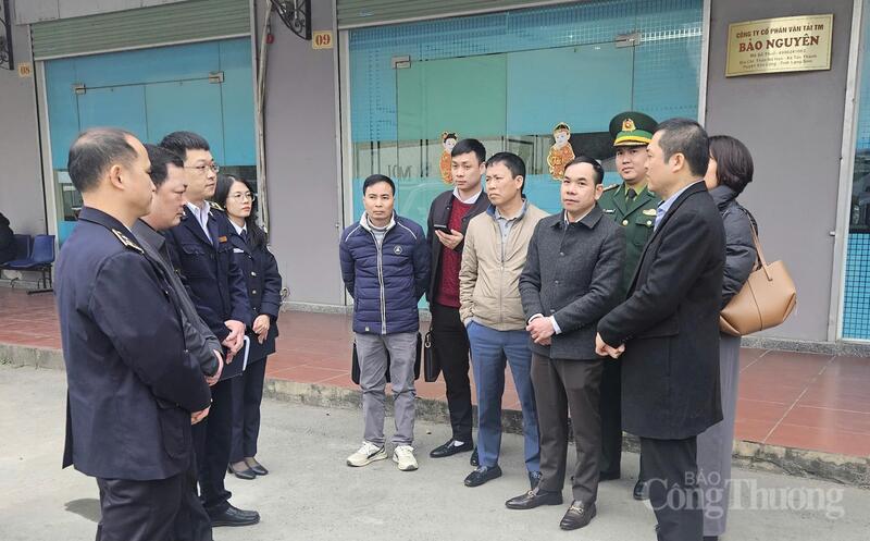 Đoàn công tác khỏa sát tại khu vực bãi đỗ xe cửa khẩu Tân Thanh.