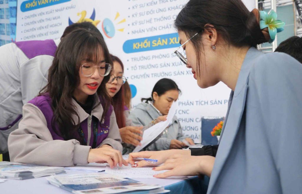 Bức tranh việc làm ngày càng rực rỡ sắc màu