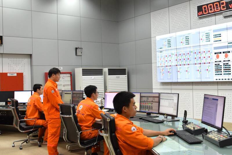 Công nhân Nhà máy thủy điện Sơn La vận hành hệ thống điều khiển điều phối điện. Ảnh: Trường Sơn