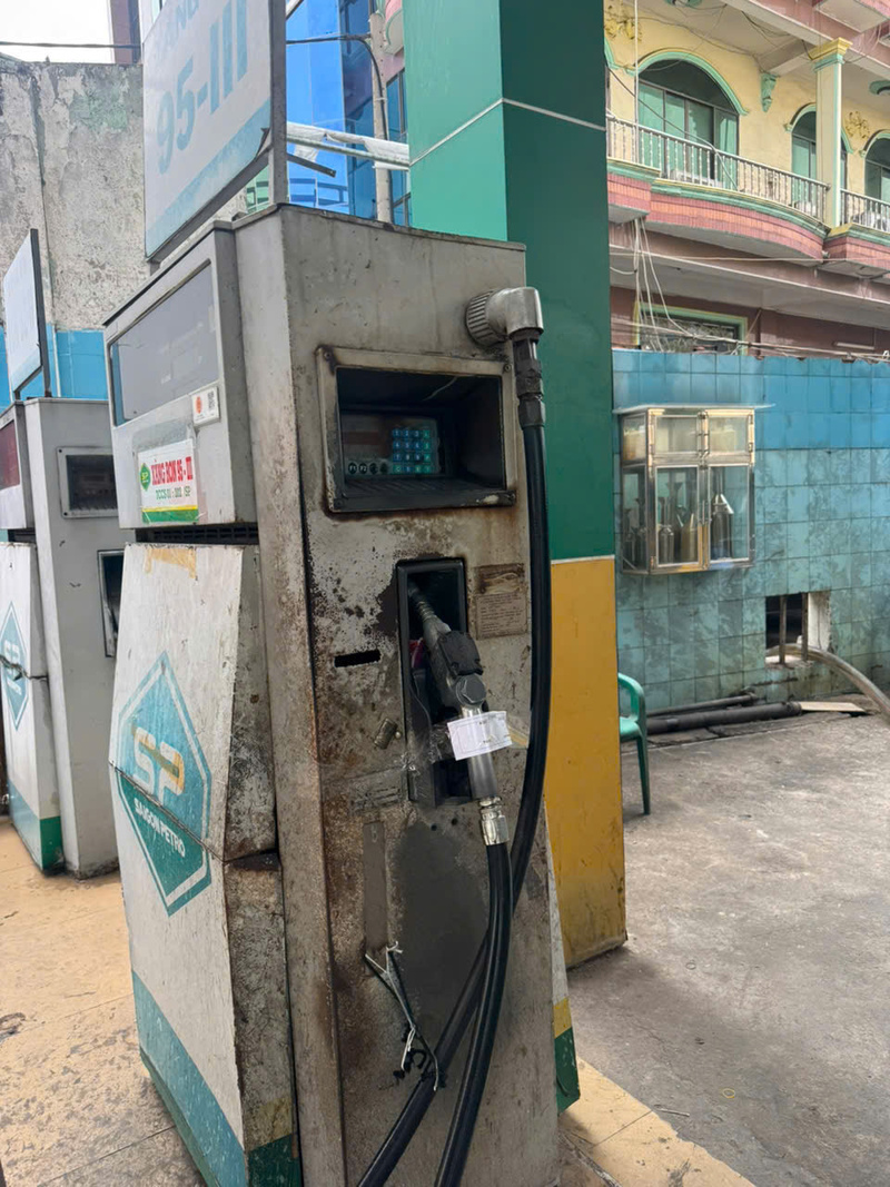 Cơ quan chức năng niêm phong trạm xăng để phục vụ công tác điều tra.