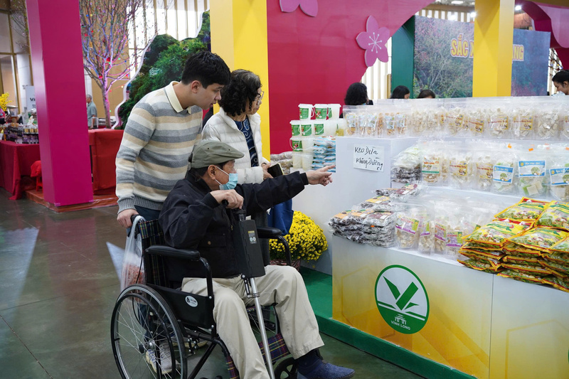 Hội chợ Mùa Xuân 2026 thu hút đa dạng nhóm người tiêu dùng, phản ánh tính tiếp cận và bao trùm của không gian xúc tiến thương mại. (Ảnh: Mai Linh)