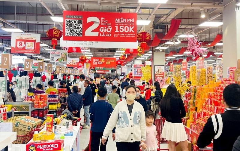 Không khí mua sắm Tết nhộn nhịp tại các siêu thị, trung tâm thương mại. Thực hiện chỉ đạo của UBND tỉnh, các cửa hàng, nhà phân phối, hệ thống bán lẻ đã chuẩn bị đầy đủ các mặt hàng thiết yếu để phục vụ người dân vui Tết. Ảnh: Mai Liễu