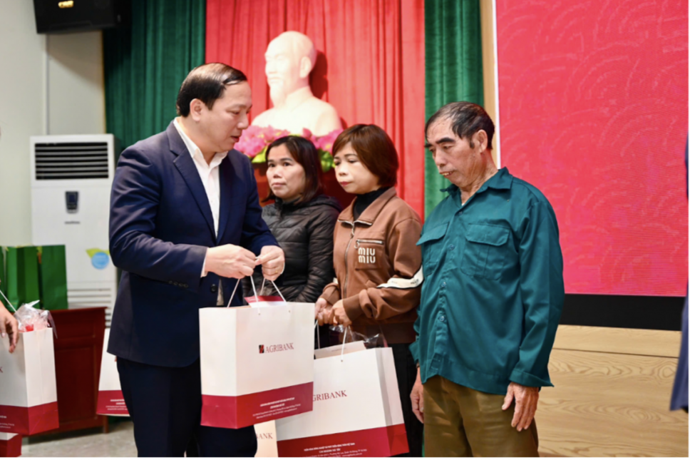 PGS.TS. Vũ Ngọc Huyên - Phó bí thư Thường trực Đảng uỷ, Phó Giám đốc Học viện trao quà cho các hộ gia đình nhân dịp xuân Bính Ngọ