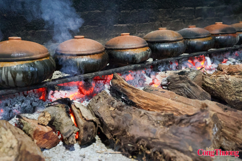 Món cá kho làng Vũ Đại, một biểu tượng ẩm thực của tỉnh Ninh Bình, không chỉ làm say lòng biết bao thực khách trong nước mà còn đang từng bước chinh phục thị trường quốc tế. Với quy trình chế biến công phu và hương vị đậm đà khó quên, cá kho làng Vũ Đại đã trở thành một trong những đặc sản Việt Nam được ưa chuộng và xuất khẩu ra nước ngoài, mang theo câu chuyện văn hóa và tinh hoa ẩm thực dân tộc.