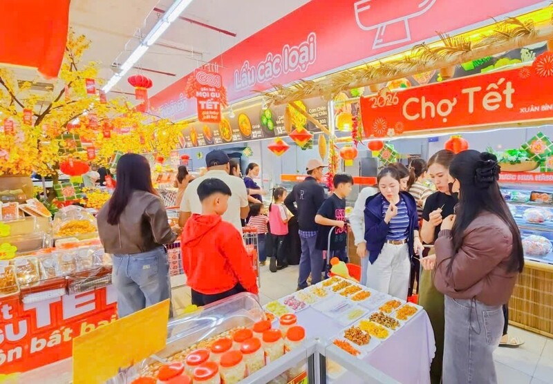 Các trung tâm thương mại, siêu thị đã trang trí không gian Tết rực rỡ, tươi vui, cùng với đó là các chương trình khuyến mãi thu hút khách hàng. Ảnh: Mai Liễu