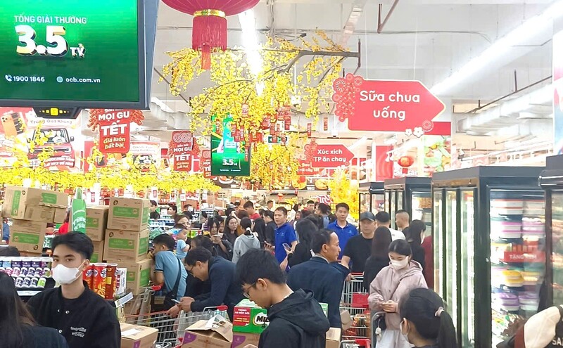 Các trung tâm thương mại như GO! Vinh, Lotte Mart, Vincom Plaza Vinh và hệ thống cửa hàng bán lẻ của Winmart thu hút đông đảo người mua. Ảnh: Mai Liễu