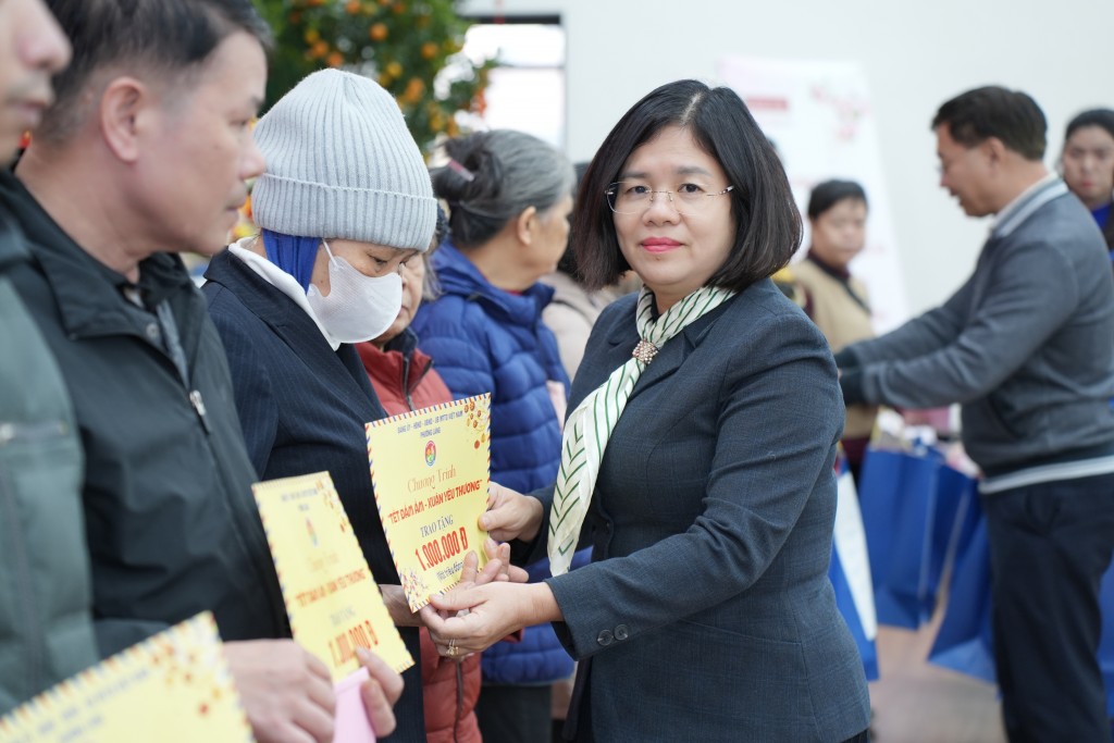 Chủ tịch Ủy ban MTTQ Việt Nam phường Láng Nguyễn Thị Thanh Yên trao những phần quà ý nghĩa tới tận tay những người dân có hoàn cảnh khó khăn