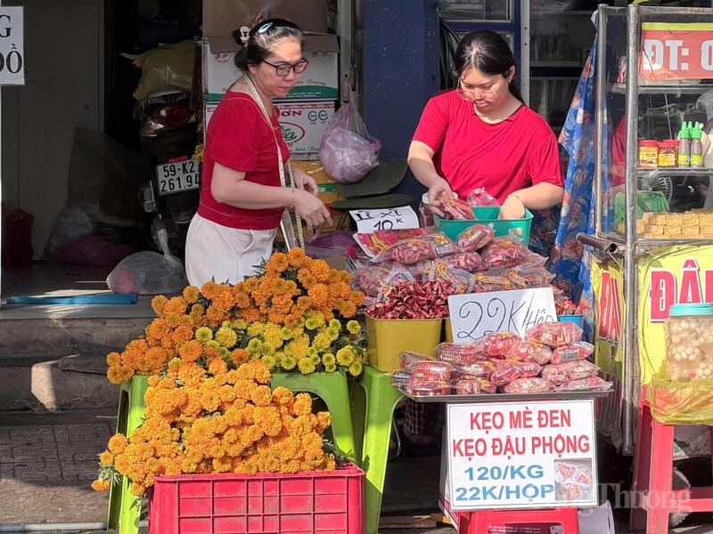 Hoa tươi và bánh kẹo truyền thống góp phần làm nên sự đủ đầy cho mâm cúng ông Công ông Táo của người dân. Ảnh: Minh Anh.