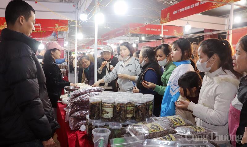 Các phiên chợ phục vụ Tết không chỉ được người dân hào hứng, mà các doanh nghiệp tham gia chương trình cũng rất phấn khởi trước sự quan tâm của người dân với sản phẩm của mình. Ảnh: N.H