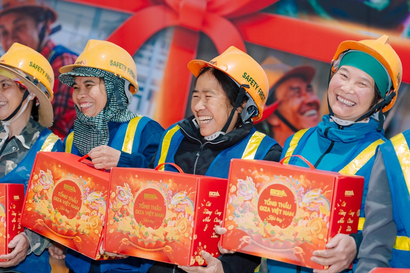 Công nhân công ty Giza phấn khởi nhận quà tết