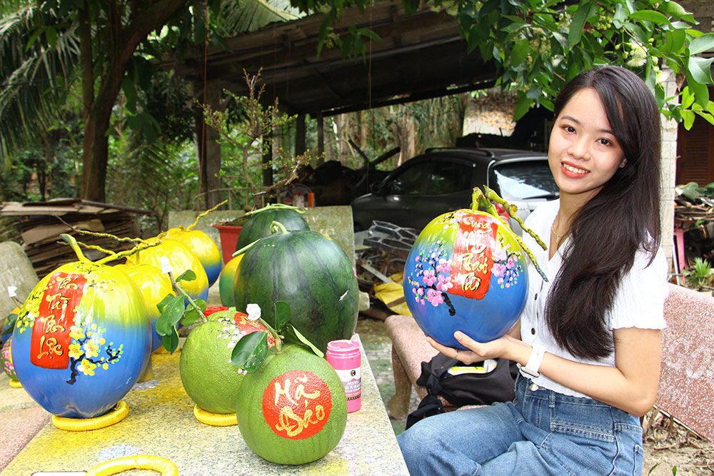 Nghề vẽ chữ trên trái cây góp phần gìn giữ, lan tỏa nét đẹp văn hóa truyền thống, đa dạng hóa sản phẩm ngày Tết.