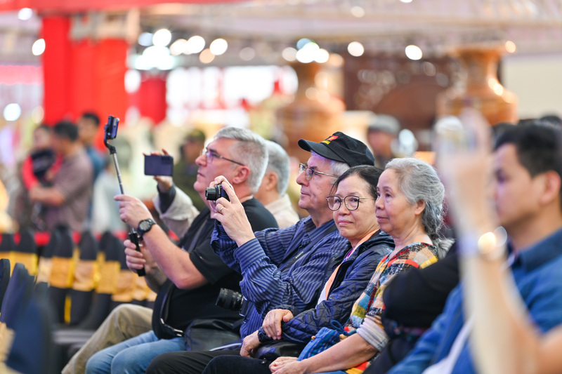 Nhiều du khách nước ngoài ấn tượng với chương trình.